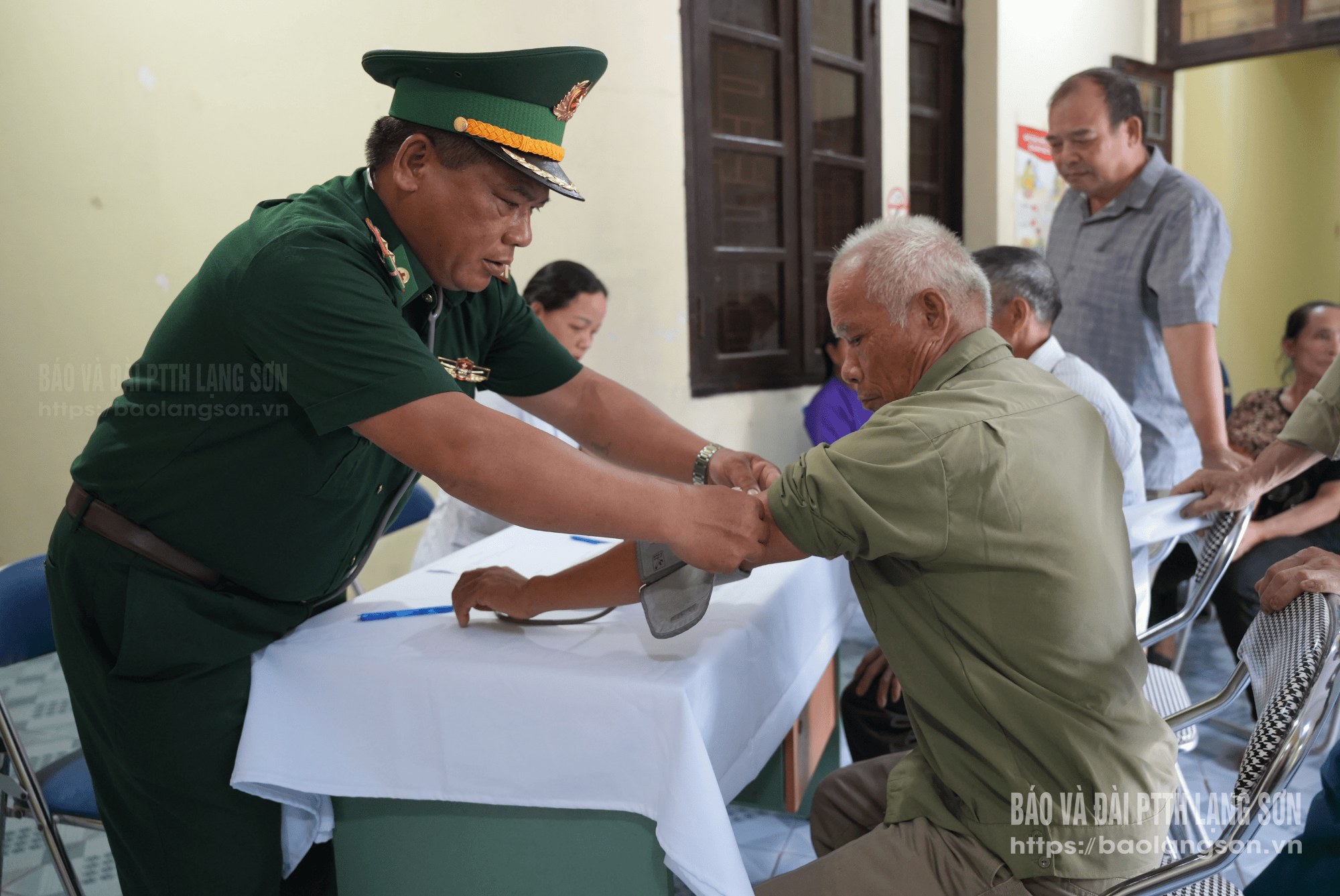 Cán bộ chiến sĩ Đồn Biên phòng Tân Thanh đo huyết áp cho người dân