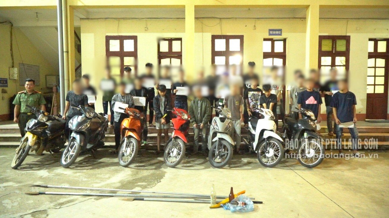 Nhóm thanh thiếu niên tại trụ sở công an xã