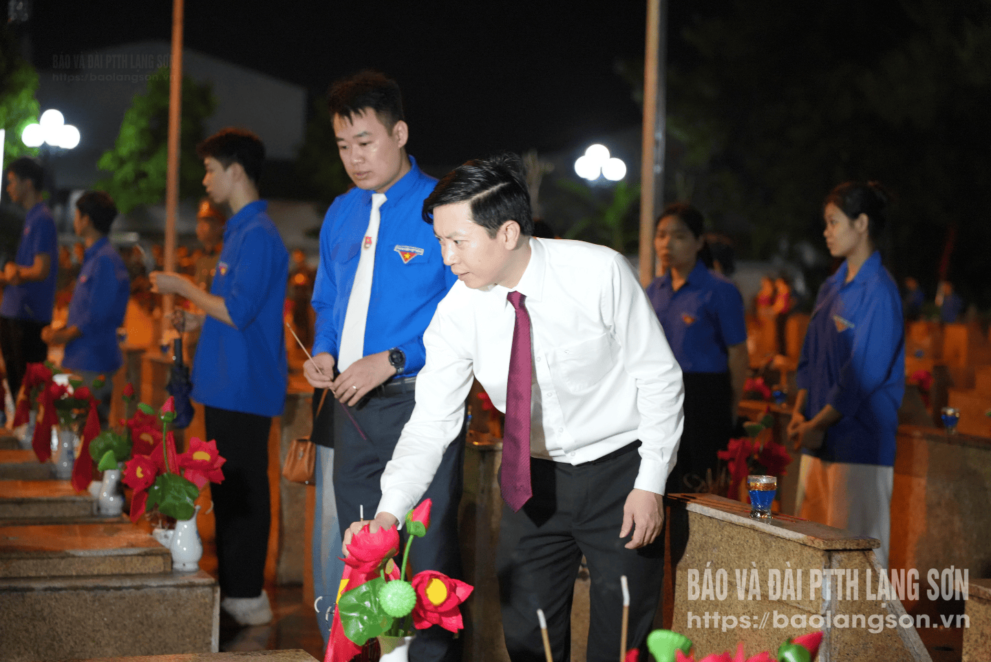Lãnh đạo Ủy ban Mặt trận Tổ quốc Việt Nam tỉnh dâng hương tại mộ liệt sĩ