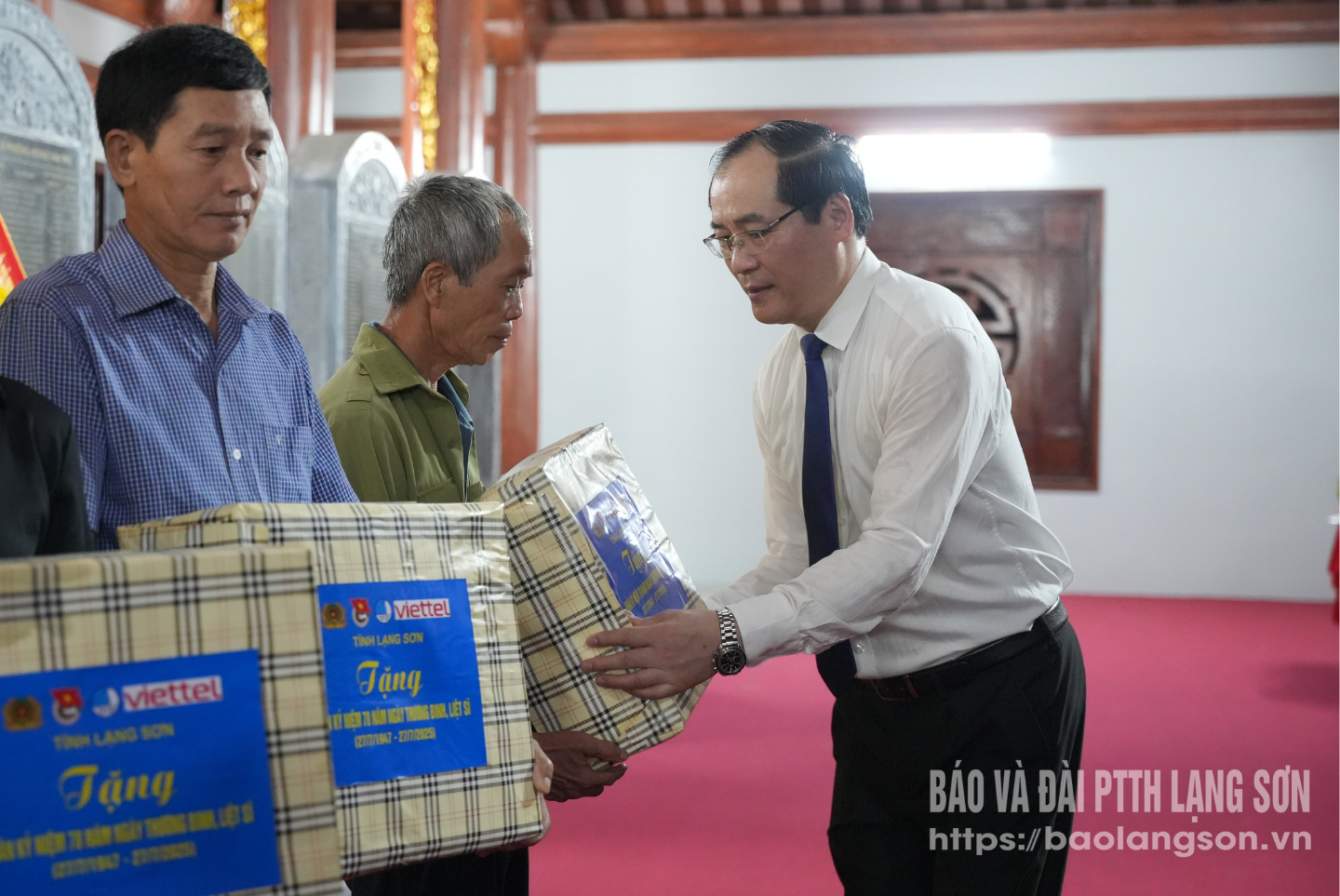 Đồng chí Dương Xuân Huyên, Tỉnh uỷ viên, Phó chủ tịch Thường trực UBND tỉnh tặng quà cho các thương binh, bệnh binh và thân nhân liệt sĩ