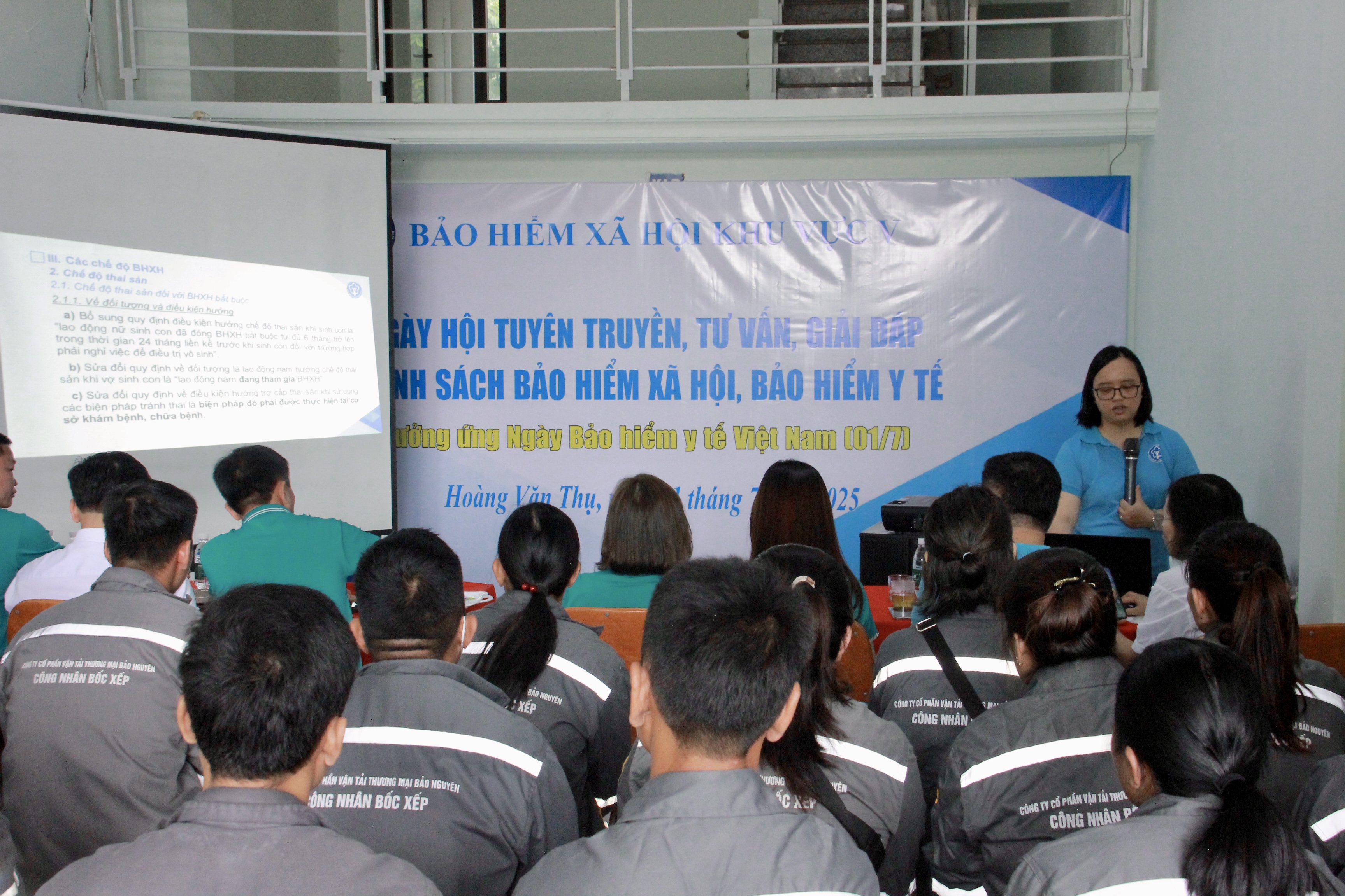 Cán bộ BHXH khu vực V tuyên truyền những nội dung mới của Luật BHXH, BHYT năm 2024