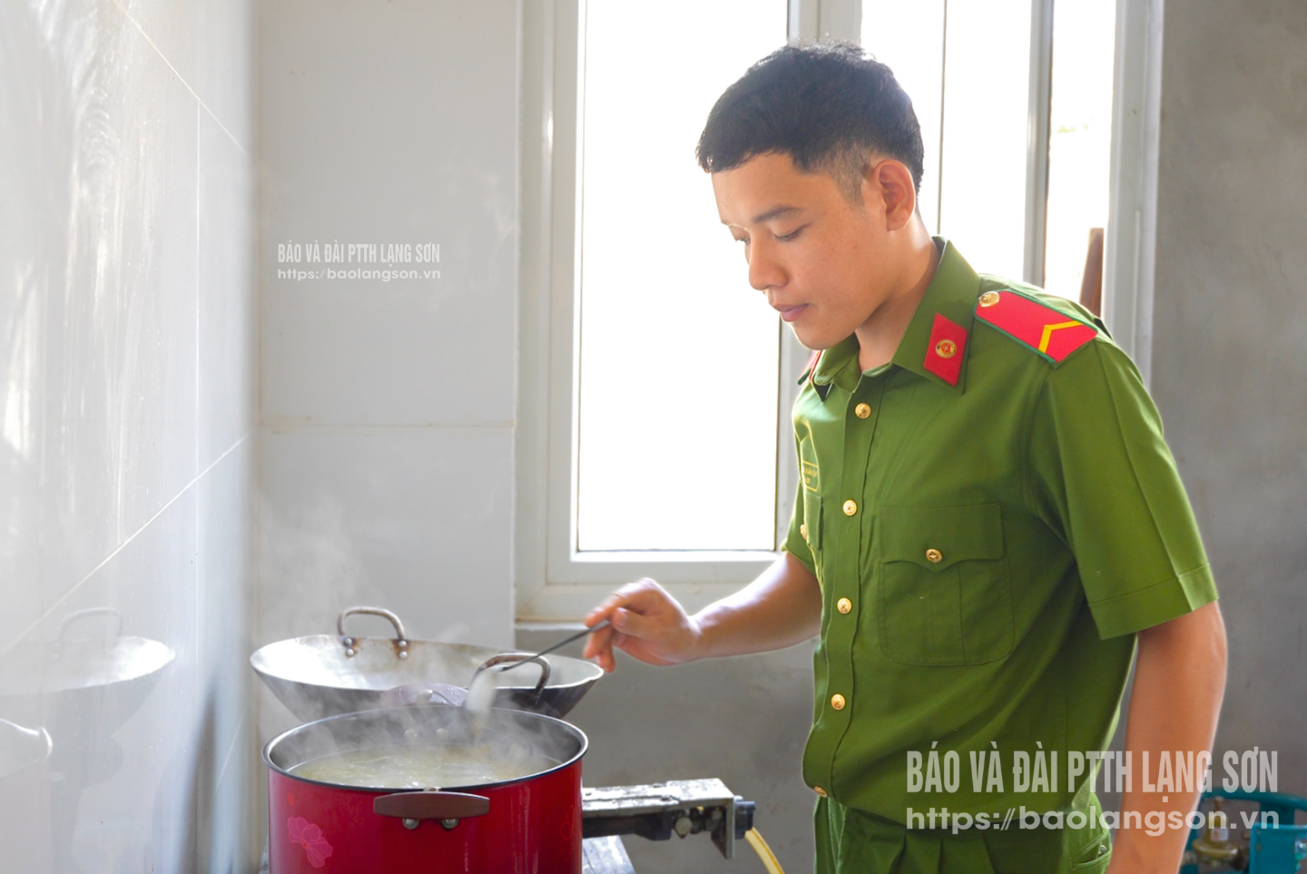 Chiến sĩ Công an tỉnh chuẩn bị bữa cơm