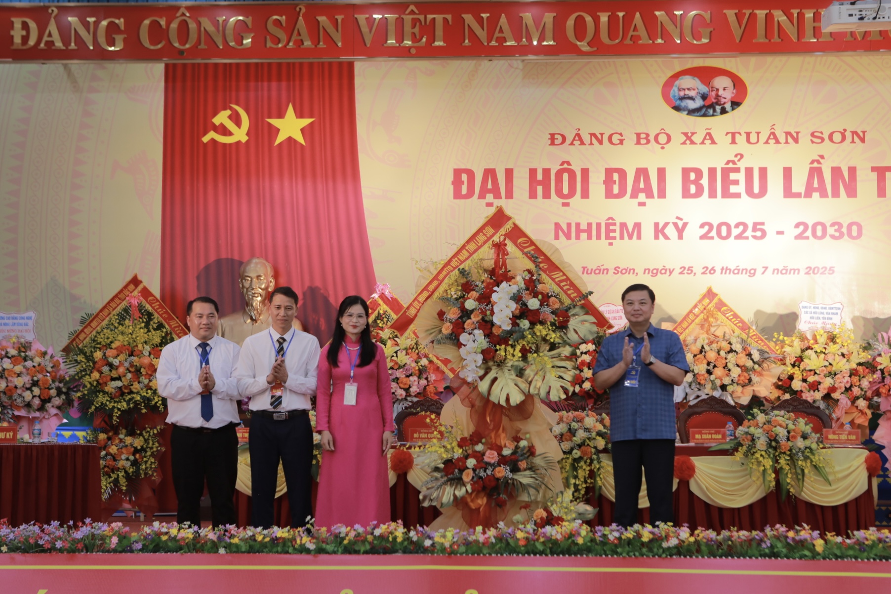 Thiếu tướng Nguyễn Tiến Trung, Uỷ viên Ban Thường vụ Tỉnh ủy, Giám đốc Công an tỉnh tặng hoa chúc mừng đại hội