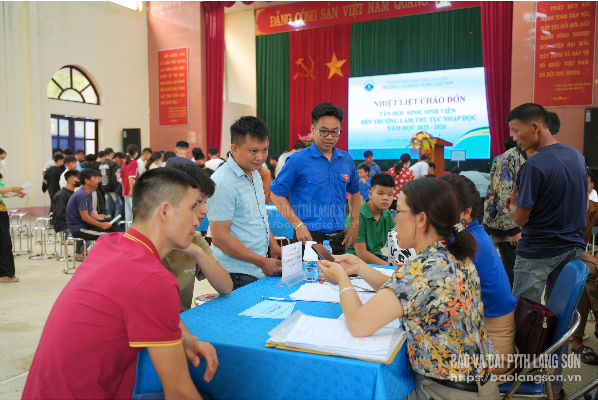Cán bộ, giáo viên Trường Cao đẳng Nghề Lạng Sơn tiếp đón học sinh, phụ huynh tới làm thủ tục nhập học năm học 2025-2026