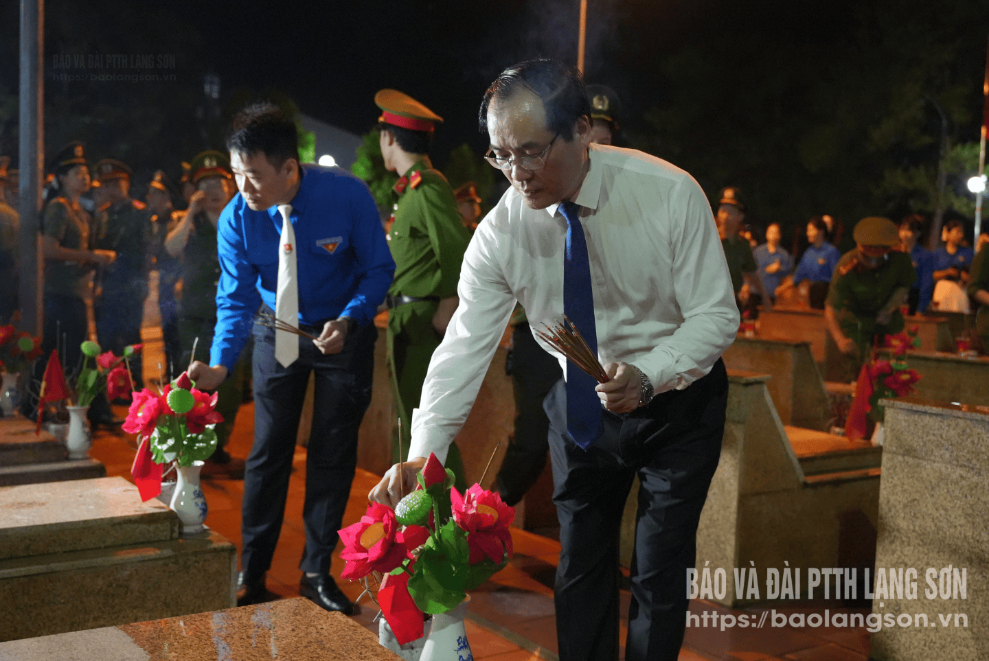Đồng chí Dương Xuân Huyên, Tỉnh uỷ viên, Phó chủ tịch Thường trực UBND tỉnh dâng hương tại mộ liệt sĩ
