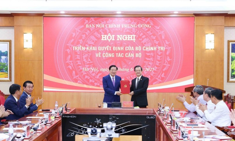 Trao Quyết định của Bộ Chính trị điều động, bổ nhiệm Phó Trưởng Ban Nội chính Trung ương