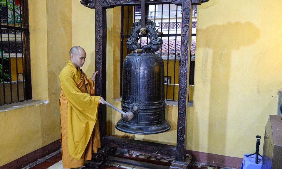 Linh thiêng khoảnh khắc chùa Quán Sứ cử ba hồi chuông trống cầu quốc thái dân an sáng 1/7