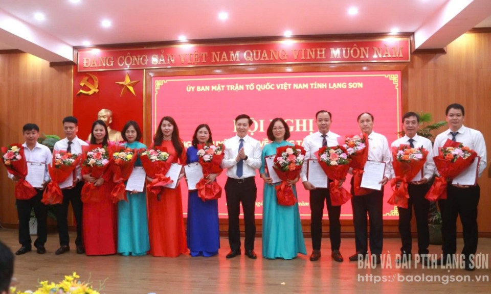 Công bố quyết định về công tác tổ chức, cán bộ của cơ quan Ủy ban MTTQ Việt Nam tỉnh