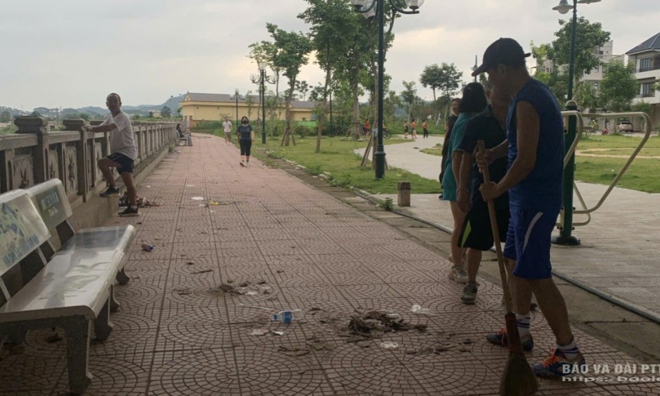 Mất vệ sinh tại công viên khu vực phường Đông Kinh và Tam Thanh