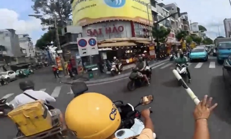 Nhờ CSGT dẫn qua đường cấm để đưa em gái tới bệnh viện cấp cứu