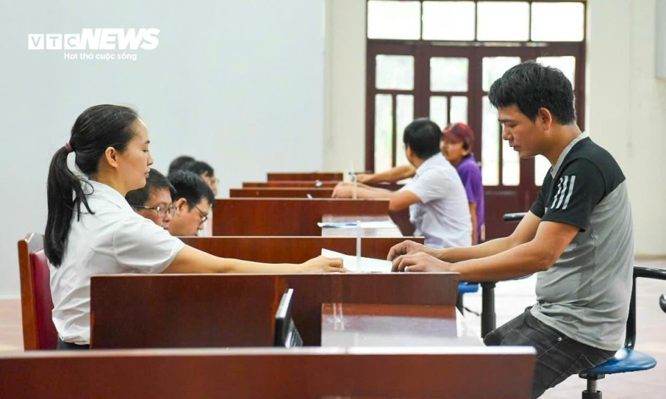 Bỏ hình thức kỷ luật giáng chức và hạ bậc lương với công chức