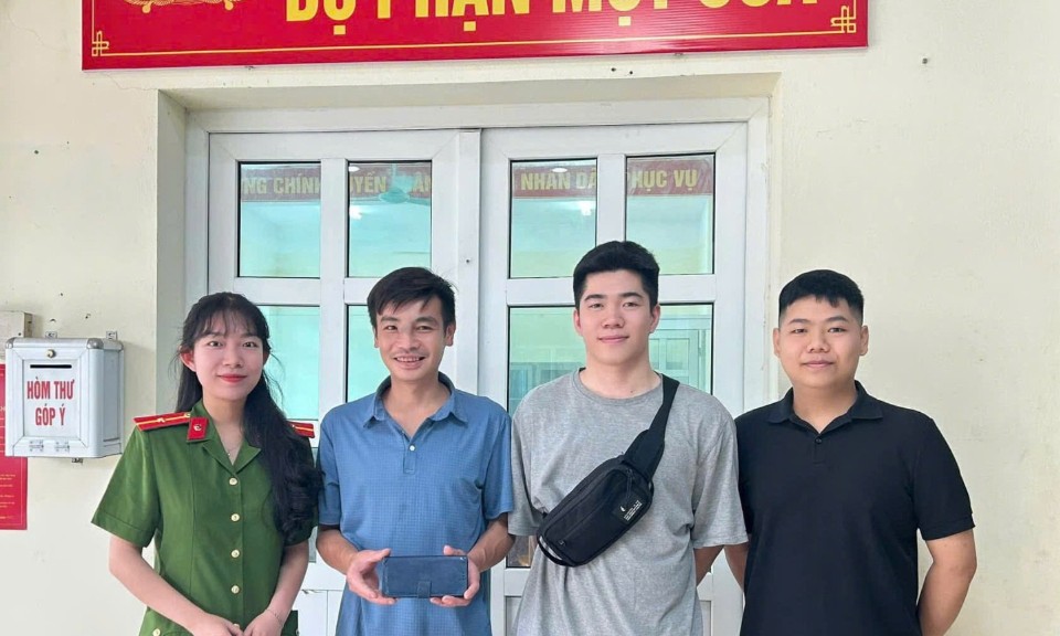 Nhặt được điện thoại, trả lại người đánh rơi