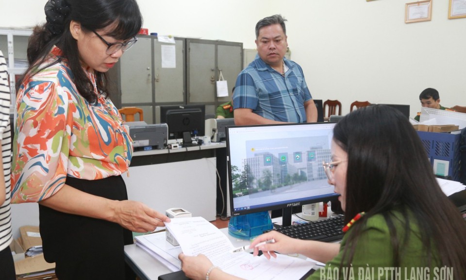 Cấp trên 200 con dấu mới cho các cơ quan, đơn vị thuộc diện sáp nhập, sắp xếp tinh gọn bộ máy