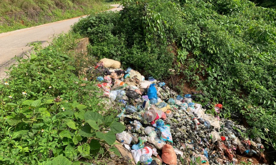 Rác thải vứt bừa bãi ven đường tại địa phận thôn Long Giang, xã Khánh Khê
