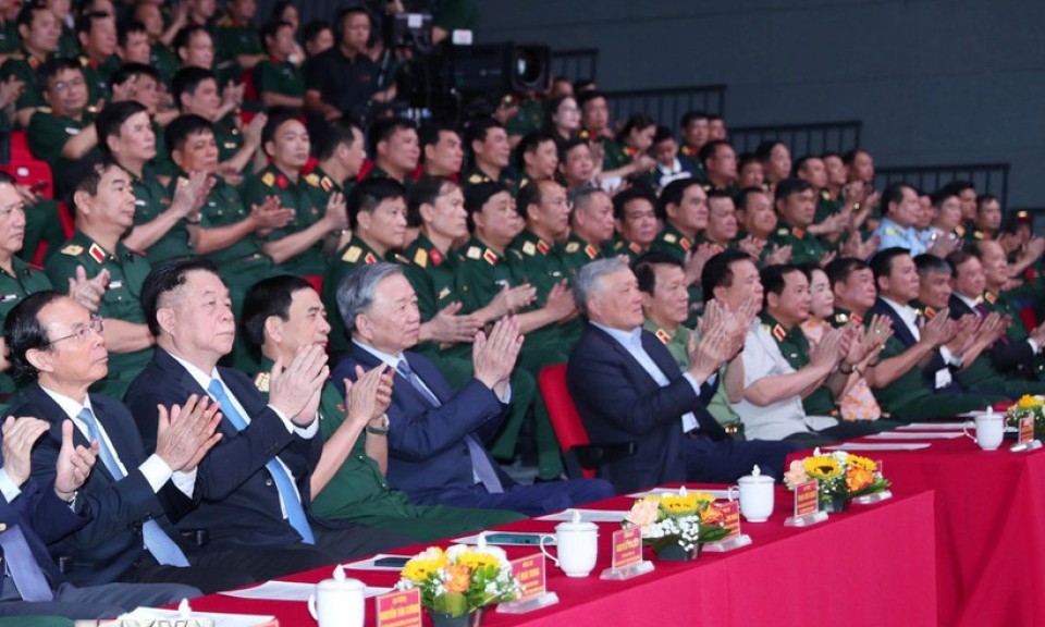 Tổng Bí thư dự giao lưu nghệ thuật “Khắc ghi lời Bác - vang nhịp quân hành”