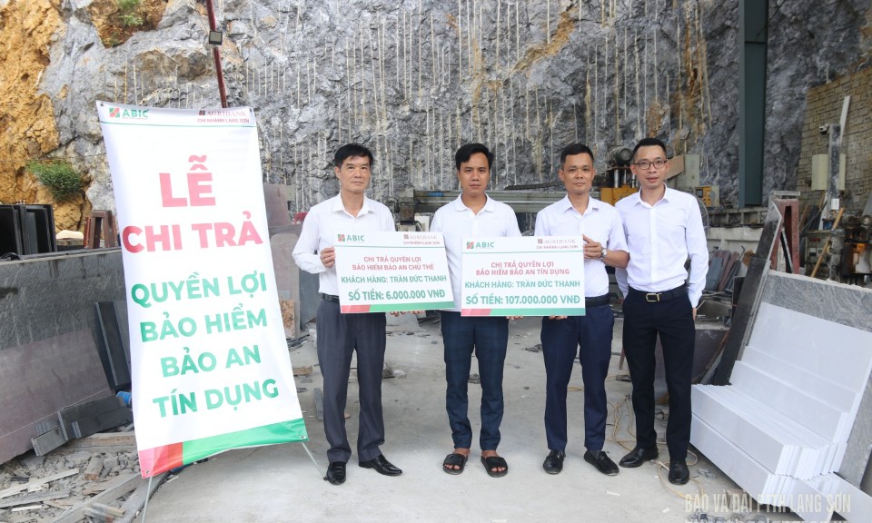 Chi trả 113 triệu đồng cho khách hàng tham gia bảo hiểm Bảo an tín dụng và bảo an chủ thẻ