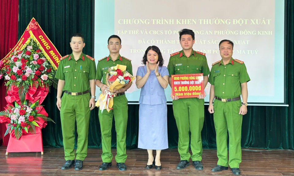 Thưởng nóng Công an phường Đông Kinh với thành tích xuất sắc trong đấu tranh với tội phạm ma túy