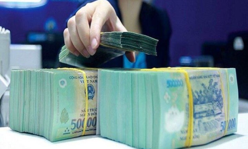 Lãi suất giảm mạnh, vì sao người dân vẫn đổ tiền vào ngân hàng?