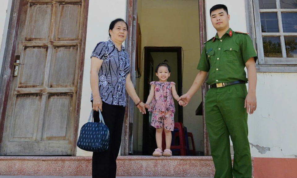 Công an xã Lộc Bình kịp thời tìm kiếm và bàn giao cháu bé đi lạc cho gia đình