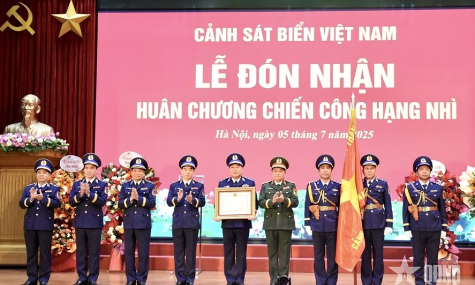 Cảnh sát biển Việt Nam đón nhận Huân chương Chiến công hạng Nhì