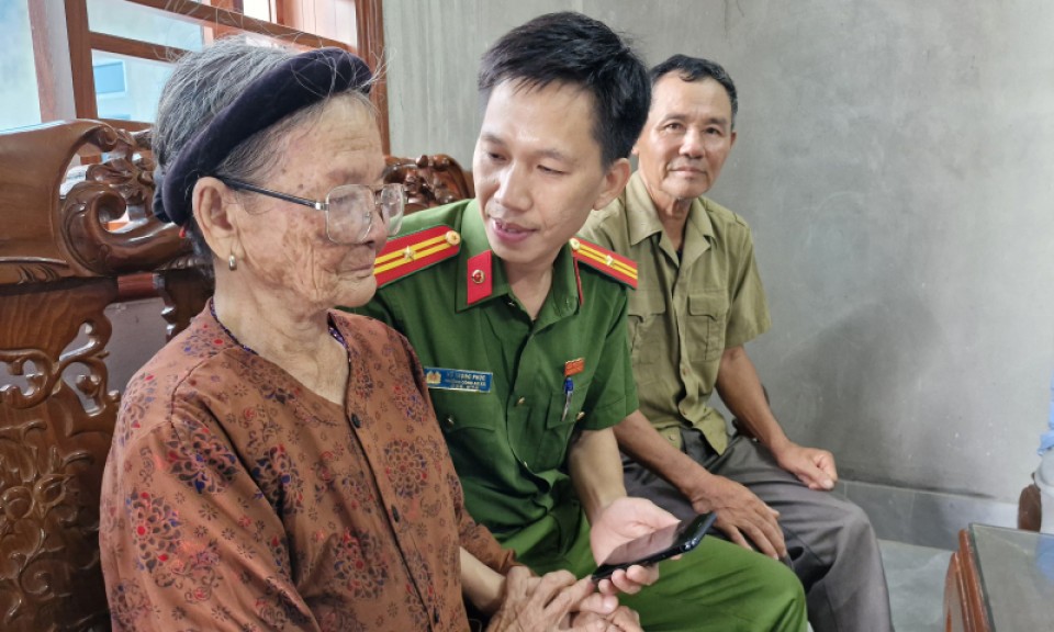 Cảm xúc vỡ òa của 2 gia đình thân nhân liệt sĩ ở Thanh Hóa