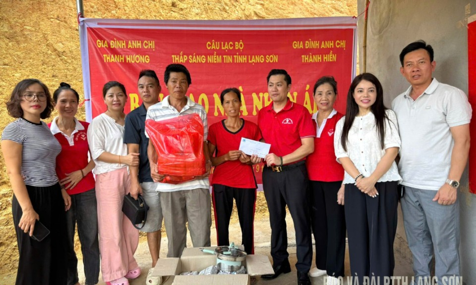 Bàn giao nhà nhân ái cho hộ nghèo tại xã Hoàng Văn Thụ