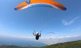 Giá dịch vụ dù lượn đang rất hút khách ở Đà Nẵng