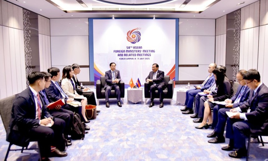 Phó Thủ tướng, Bộ trưởng Ngoại giao Bùi Thanh Sơn gặp Phó Thủ tướng, Bộ trưởng Ngoại giao và Hợp tác quốc tế Campuchia