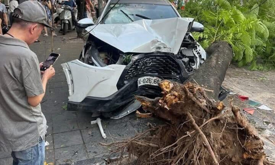 Tai nạn liên hoàn ở Hà Nội: Ô tô lao như tên bắn, nạn nhân bị đâm văng 3m