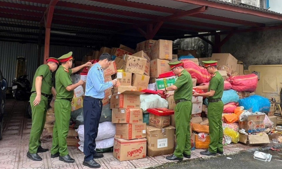 Hà Nội: 50 hộ tại La Phù tự nguyện nộp 25 tấn bánh kẹo, thực phẩm kém chất lượng