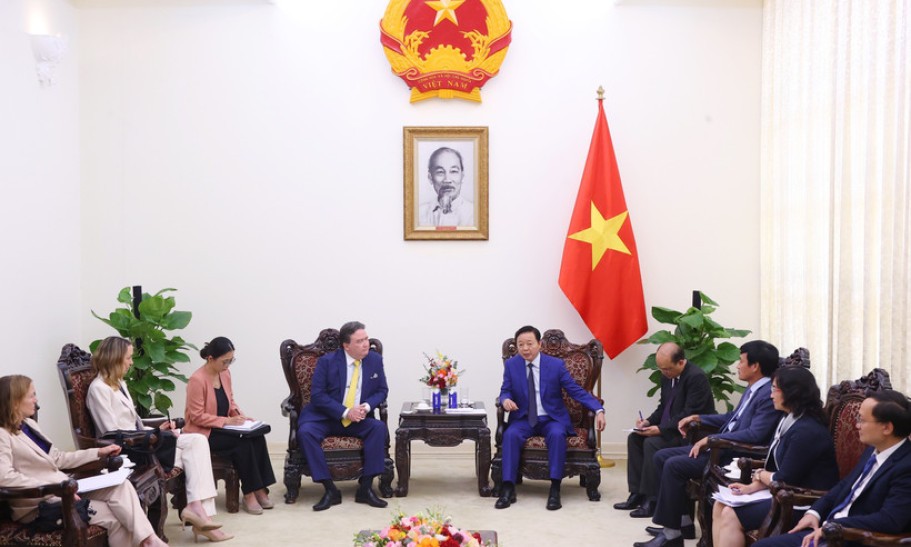 越南政府副总理陈红河会见美国驻越大使马克·纳珀