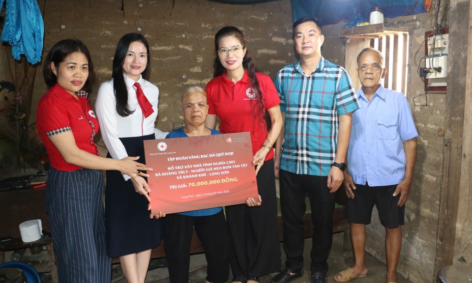 Trao kinh phí hỗ trợ xây dựng nhà cho hộ có hoàn cảnh khó khăn tại xã Khánh Khê