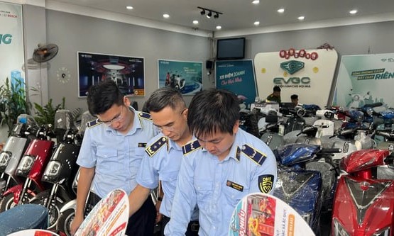 Chuyển vụ việc cửa hàng Trung Hiếu nghi bán xe điện giả sang công an điều tra