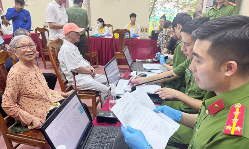 Đội nắng đến từng nhà phục vụ thu nhận mẫu ADN của thân nhân liệt sĩ chưa xác định được danh tính