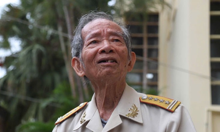 Người lặng lẽ sống cùng lịch sử