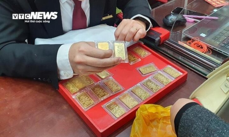 Giá vàng liên tục tăng, nhà đầu tư nên mua vào hay bán ra?