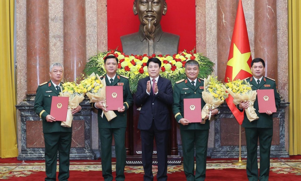 Chủ tịch nước trao quyết định thăng quân hàm cho sỹ quan Quân đội, Công an