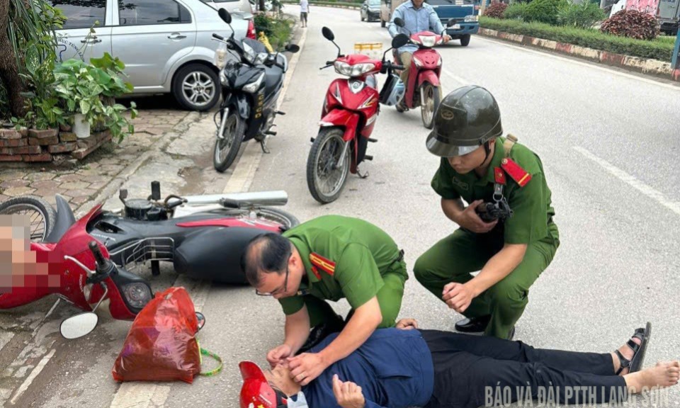 Cảnh sát cơ động kịp thời cứu người bị nạn trên đường