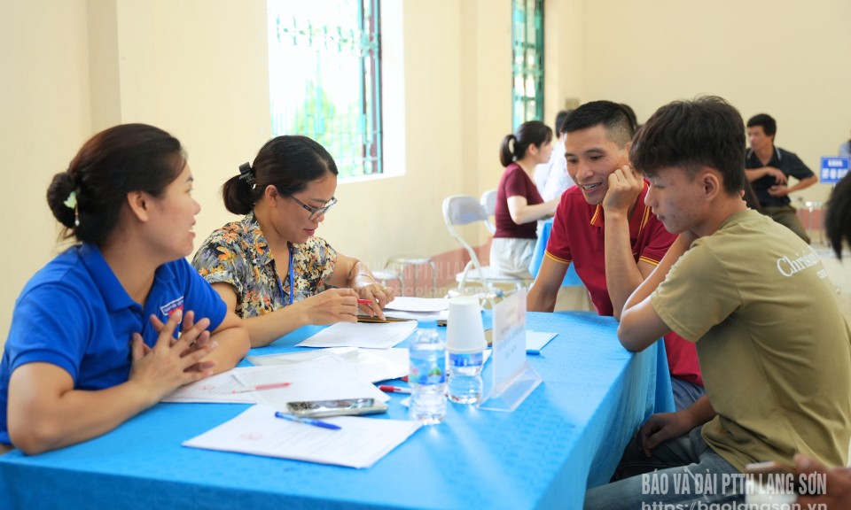 Trường Cao đẳng Nghề Lạng Sơn: Hơn 300 học sinh, sinh viên làm thủ tục nhập học đợt 1 năm học 2025 - 2026