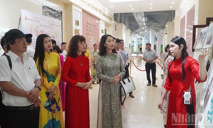 Khai mạc triển lãm ký họa “Ký ức chiến trường Khu V”