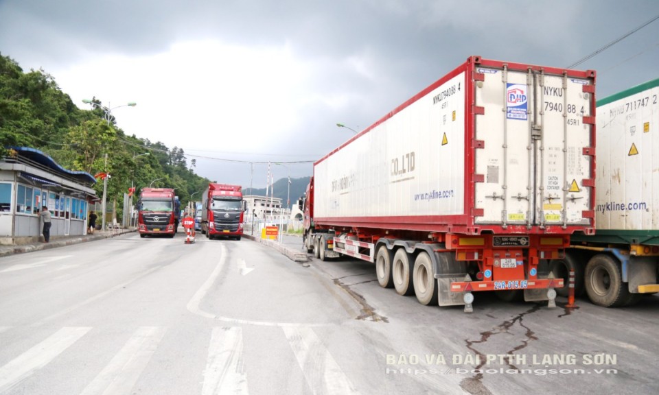 Lạng Sơn: Gần 2.000 phương tiện chở hàng hóa xuất nhập khẩu thông quan trong ngày