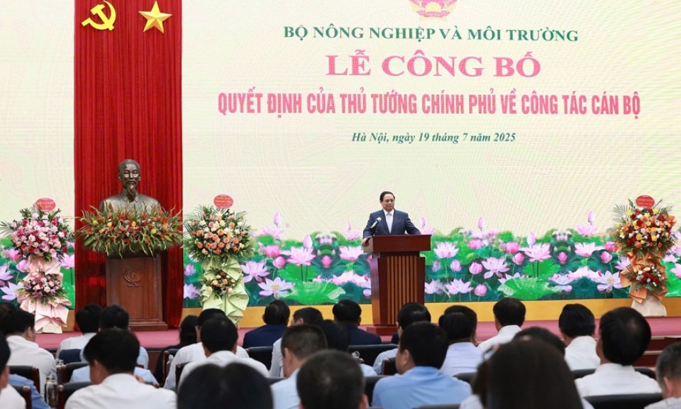 Thủ tướng Chính phủ Phạm Minh Chính trao Quyết định giao Quyền Bộ trưởng Bộ Nông nghiệp và Môi trường