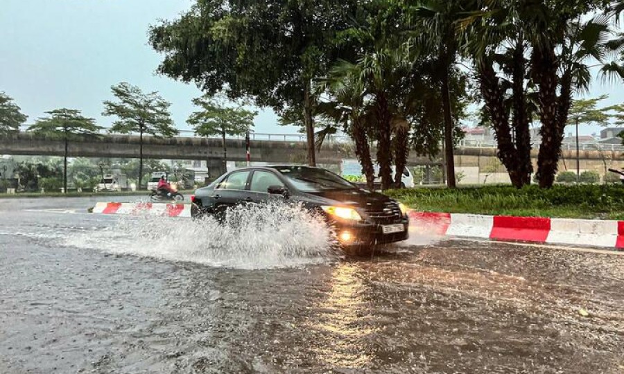 Hà Nội mưa dông, gió giật liên hồi, bầu trời tối đen giữa ban ngày