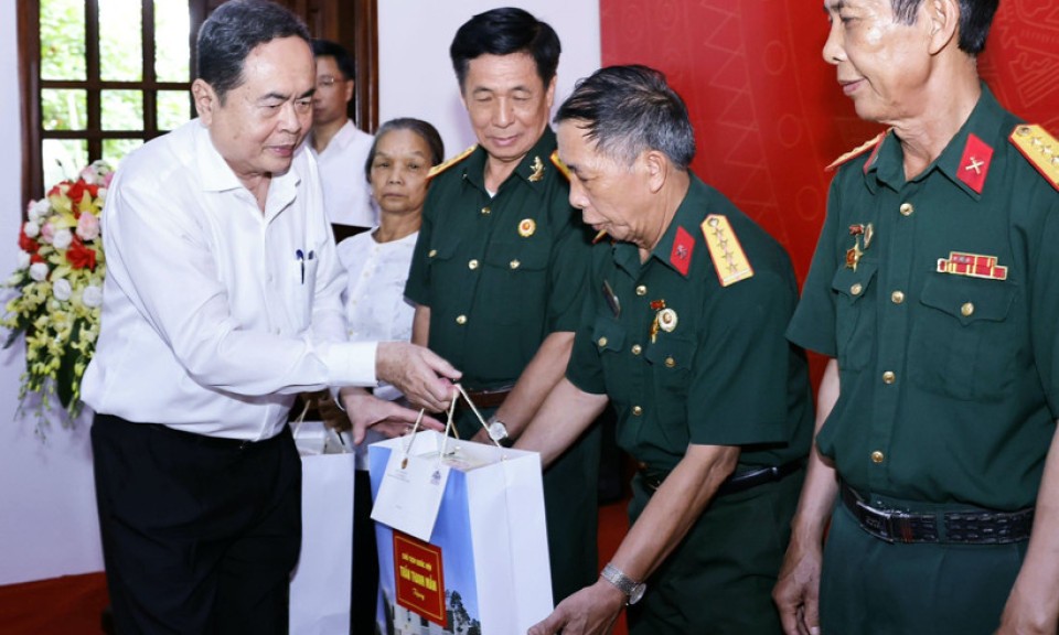 Chủ tịch Quốc hội tri ân các Anh hùng Liệt sỹ, người có công tại Thái Nguyên
