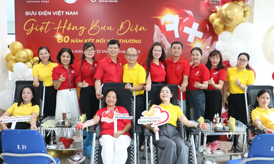 Áo vàng chia sẻ giọt hồng