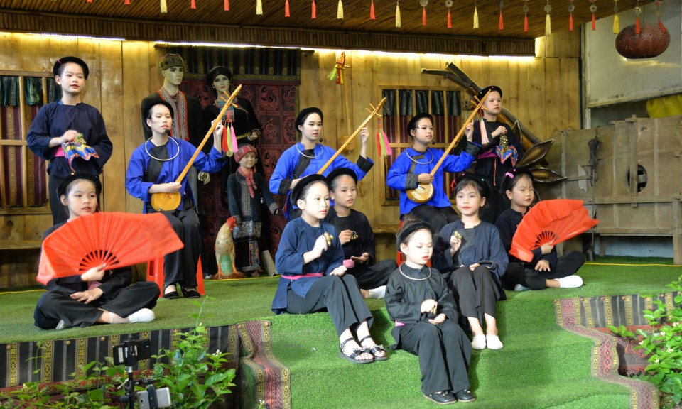 Người trẻ giữ hồn then