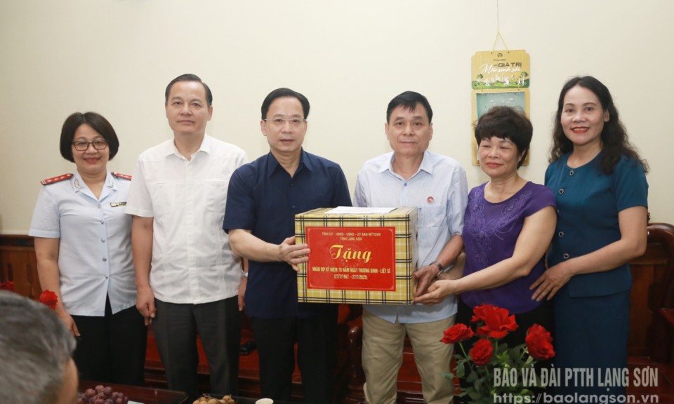 Lãnh đạo tỉnh thăm, tặng quà gia đình chính sách, người có công