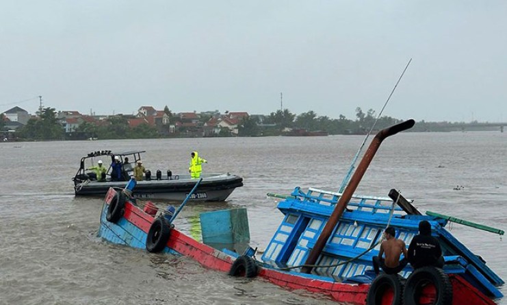 Cứu 9 ngư dân trên tàu cá bị chìm lúc về bờ trú bão Wipha