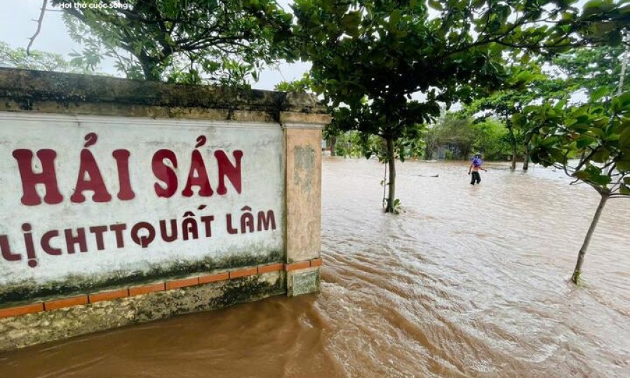 Bãi biển Quất Lâm ngập sâu, lực lượng chức năng lập chốt ngăn dân ra check-in