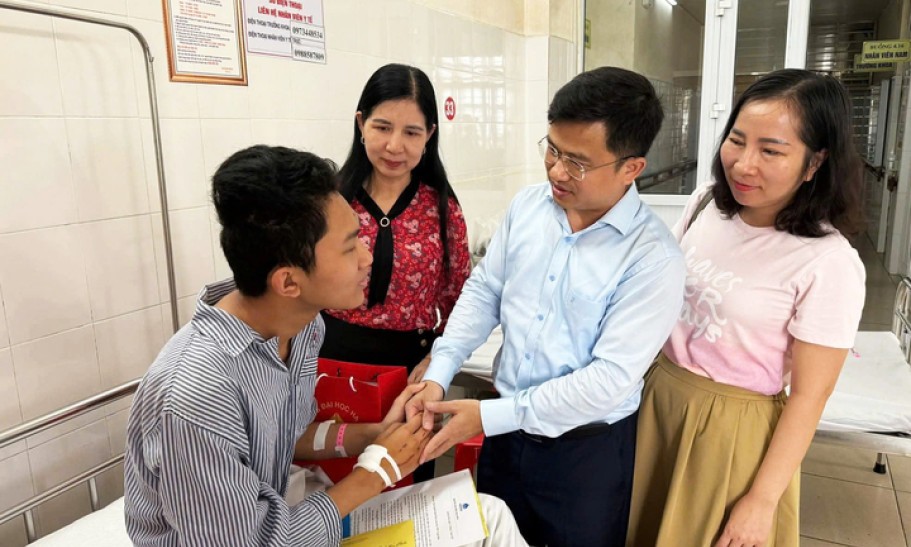 Đại học Hạ Long muốn đỡ đầu nam sinh mất 4 người thân trong vụ lật tàu